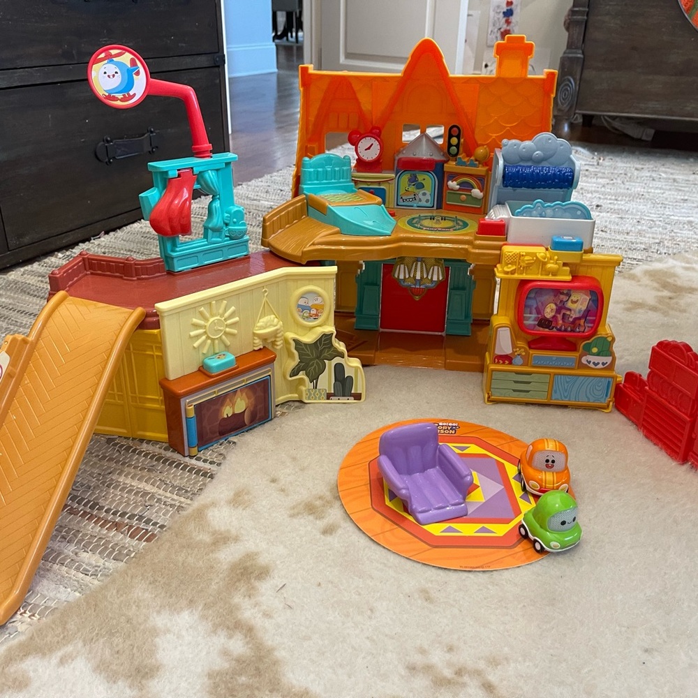 VTech Go Go Cory Carson Play House and DJ Train Trax